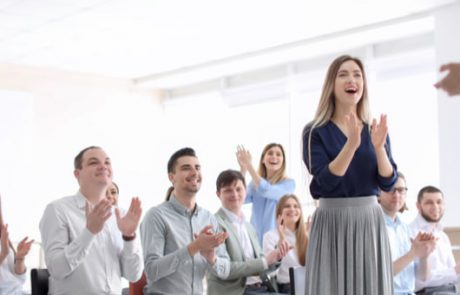 חולמים להאיר חדר שלם ברגע שאתם נכנסים לתוכו? קוראים לזה כריזמה, וגם אתם יכולי