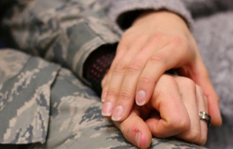 כיצד בן זוגי הסובל מ- PTSD שינה את חיי לנצח