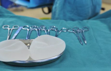 הגדלת חזה אחת – שתלי הסיליקון שלה הרעילו אותה במשך שנים – זה הסיפור שלה