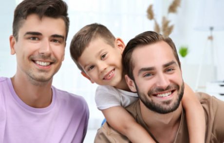 האם אבא ואמא זה אאוט? מחקרים מאשרים כי ילדים להורים חד-מיניים מאושרים יותר